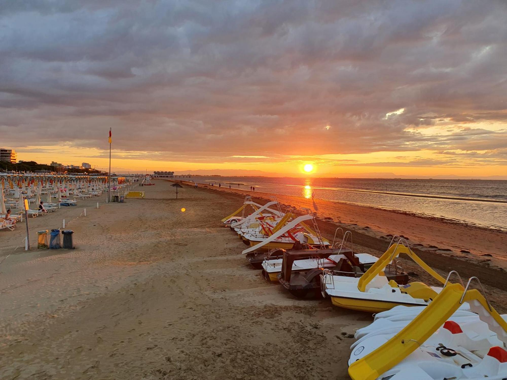 Appart-Hotel Holiday Lignano Sabbiadoro Exterior foto